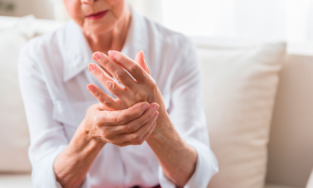 La artritis aparece en la juventud y su mayor actividad la sufre el enfermo cuando todavía está activo