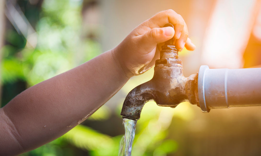 Los niños que beben agua de suministros privados son más propensos a coger infecciones