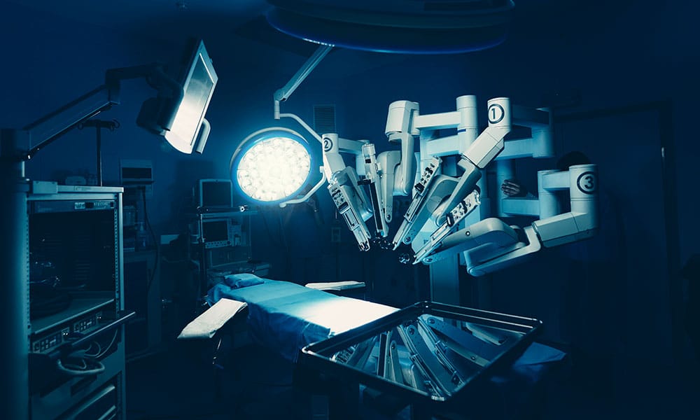 Un equipo de cirujanos pediátricos y urólogos del Hospital Clínico San Carlos operan a un niño con el robot Da Vinci