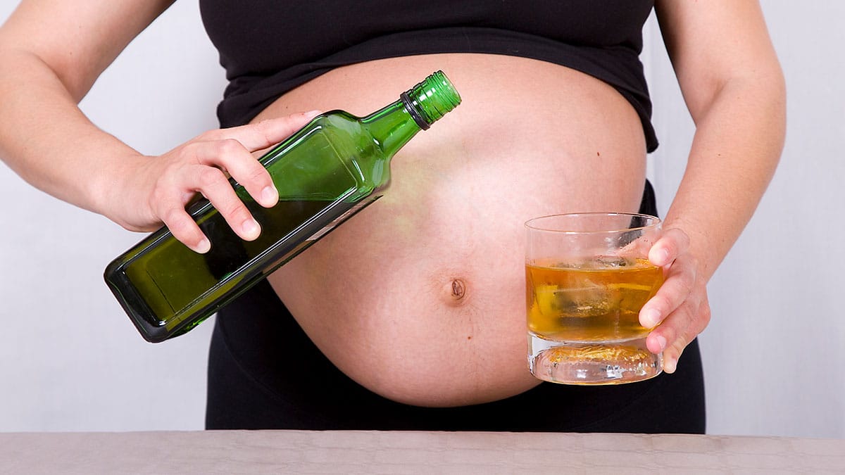 El consumo de alcohol es tóxico desde el principio del embarazo y causa daños irreversibles en el feto