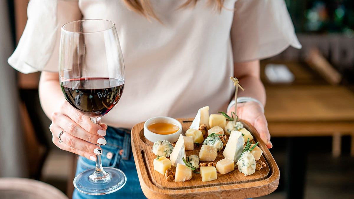 Las dietas, que incluyen más vino y queso, pueden ayudar a reducir el deterioro cognitivo